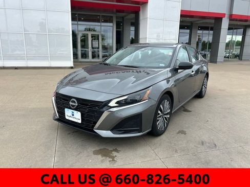 Used 2025 Nissan Altima 2.5 SV FWD image 2