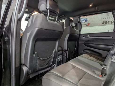 Used 2018 Jeep Grand Cherokee Laredo AWD/4WD image 11