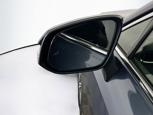 Used 2021 Toyota Venza LE w/ Carpet Mat Package (TMS) image 16