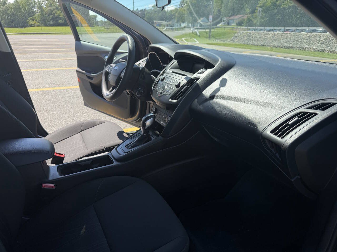 Used 2015 Ford Focus SE FWD image 12
