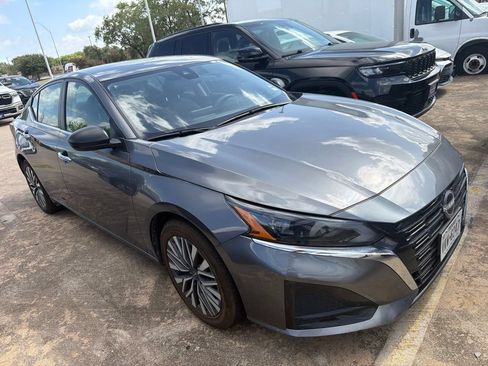 Used 2025 Nissan Altima 2.5 SV FWD image 6