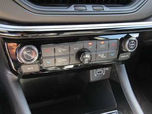 Used 2024 Jeep Compass Latitude w/ Convenience Group AWD/4WD image 25