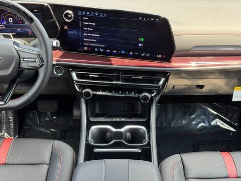Used 2025 Chevrolet Traverse RS AWD/4WD image 30