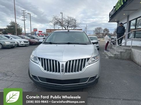 Used 2012 Lincoln MKX FWD image 2