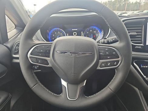 New 2026 Chrysler Pacifica Limited image 15