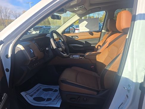 New 2025 Nissan Pathfinder Platinum image 9