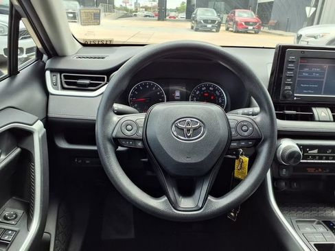 Used 2021 Toyota RAV4 LE FWD image 16