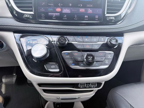Used 2024 Chrysler Pacifica Touring-L image 12