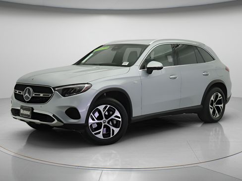 Used 2025 Mercedes-Benz GLC 350e 4MATIC image 3