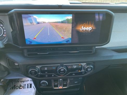 Used 2024 Jeep Gladiator Sport image 21