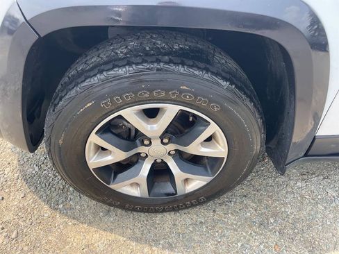 Used 2017 Jeep Cherokee Trailhawk AWD/4WD image 29