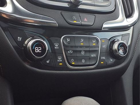 Used 2023 Chevrolet Equinox Premier image 9