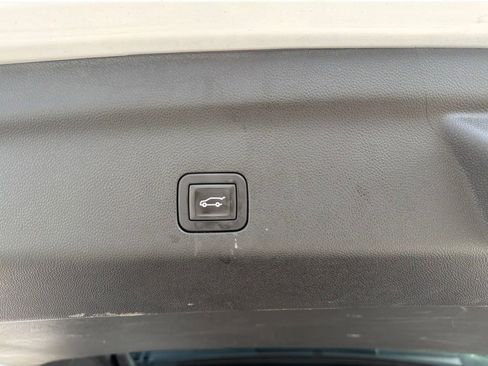 Used 2024 Chevrolet Tahoe Premier AWD/4WD image 16