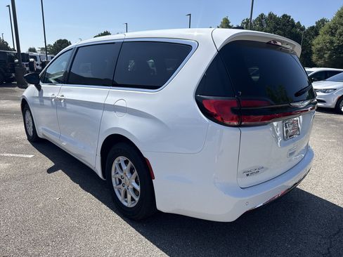 Used 2024 Chrysler Pacifica Touring-L FWD image 5