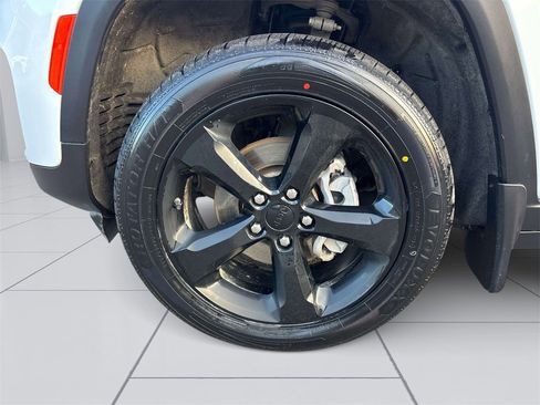 Used 2023 Jeep Grand Cherokee Altitude image 8