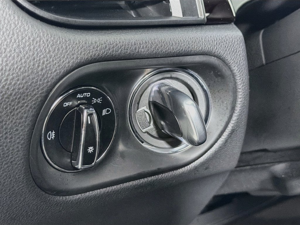Certified 2023 Porsche Macan AWD/4WD image 11