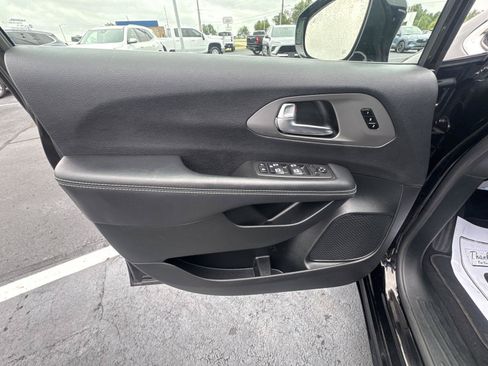 Used 2025 Chrysler Pacifica Select FWD image 8