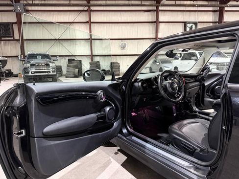 Used 2019 MINI Cooper 2-Door Hardtop w/ Signature Upholstery Package image 12