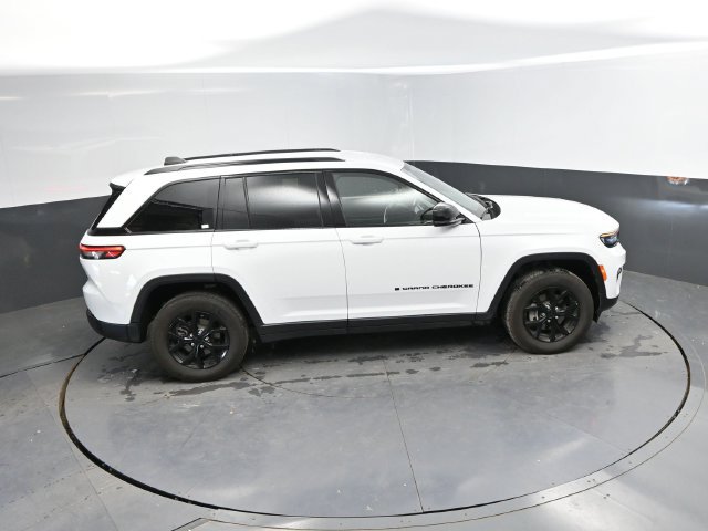 Used 2025 Jeep Grand Cherokee Altitude AWD/4WD image 36