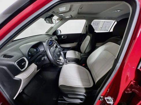 Used 2025 Hyundai Venue SEL FWD image 14