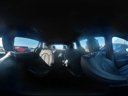 Used 2025 Chrysler Pacifica Select image 43