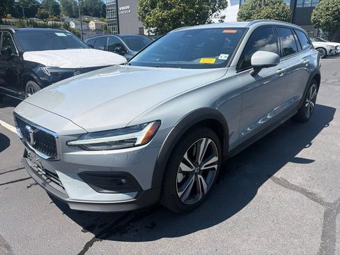 Used 2025 Volvo V60 B5 Cross Country Plus AWD/4WD image 1
