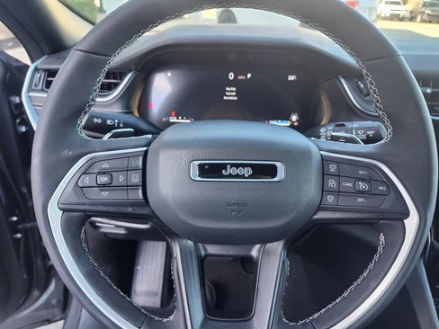 Used 2025 Jeep Grand Cherokee Altitude image 19