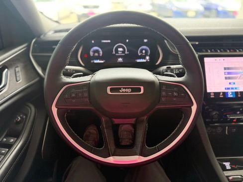 Used 2023 Jeep Grand Cherokee Limited w/ Black Appearance Package AWD/4WD image 27