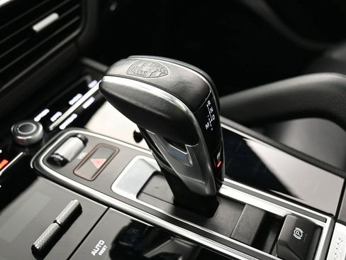 Certified 2023 Porsche Cayenne Platinum Edition image 23