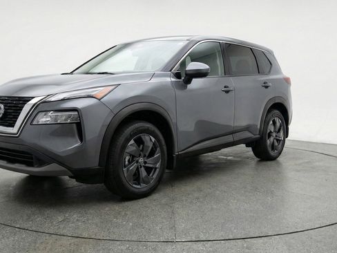 Used 2025 Nissan Rogue SV image 3