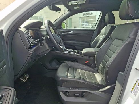 Used 2024 Volkswagen Atlas Cross Sport SEL R-Line AWD/4WD image 13