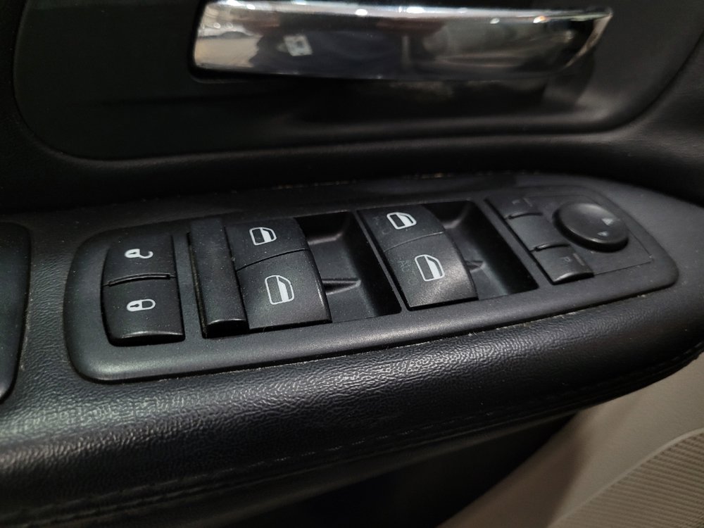 Used 2016 Dodge Grand Caravan SXT w/ UConnect Hands-Free Group FWD image 27