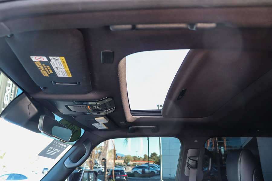 Used 2025 Lexus GX 550 w/ Accessory Package (2T) AWD/4WD image 30