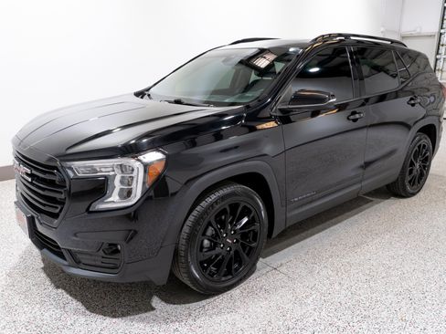 Used 2024 GMC Terrain SLT w/ Infotainment Package II FWD image 2