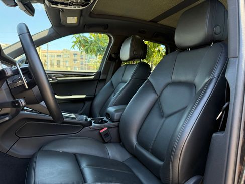 Certified 2024 Porsche Macan AWD/4WD image 5