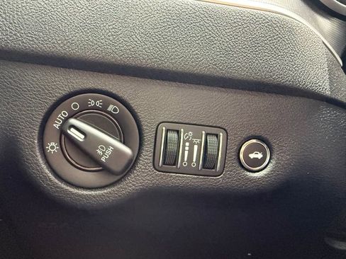 Used 2018 Dodge Charger R/T RWD image 19