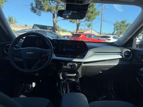 Used 2025 Chevrolet Trax LT image 31