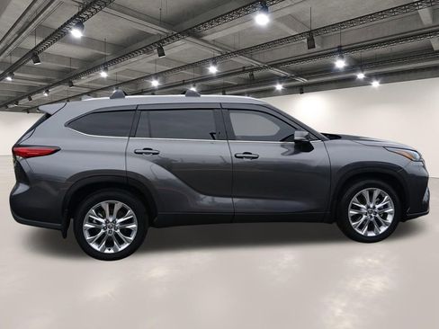 Used 2022 Toyota Highlander XLE FWD image 17