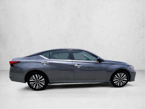 Used 2024 Nissan Altima 2.5 SV FWD image 5