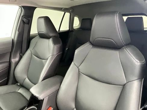 Used 2024 Toyota Corolla Cross XLE w/ Convenience Package image 6