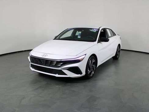 Certified 2025 Hyundai Elantra SEL image 2