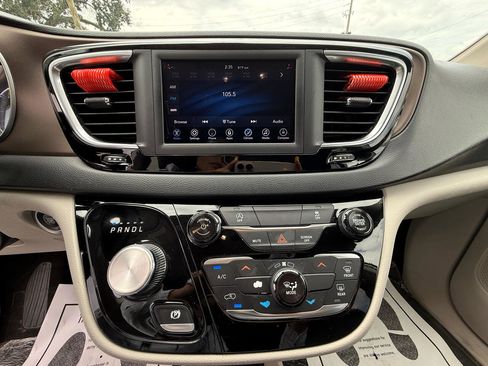 Used 2020 Chrysler Voyager Lxi image 16