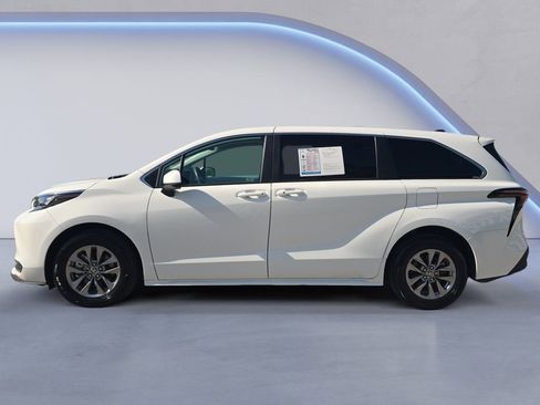 Used 2025 Toyota Sienna LE FWD image 2