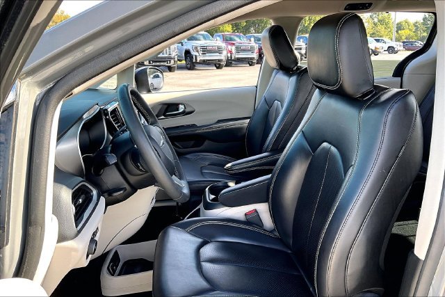 Used 2023 Chrysler Pacifica Touring-L FWD image 21