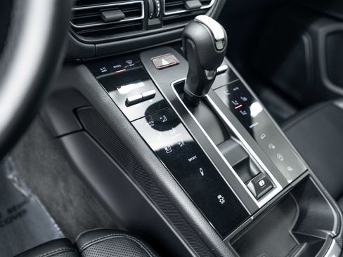 Certified 2024 Porsche Macan AWD/4WD image 17