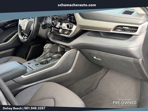 Used 2021 Toyota Highlander LE FWD image 16
