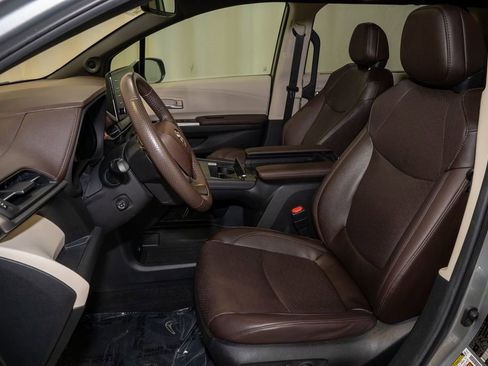 Certified 2024 Toyota Sienna Platinum image 13