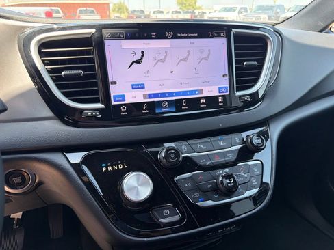 Used 2025 Chrysler Pacifica Select FWD image 31