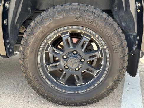 Used 2017 Toyota Tundra SR5 w/ SR5 Upgrade Package AWD/4WD image 8