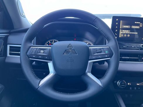 New 2025 Mitsubishi Outlander SE image 19